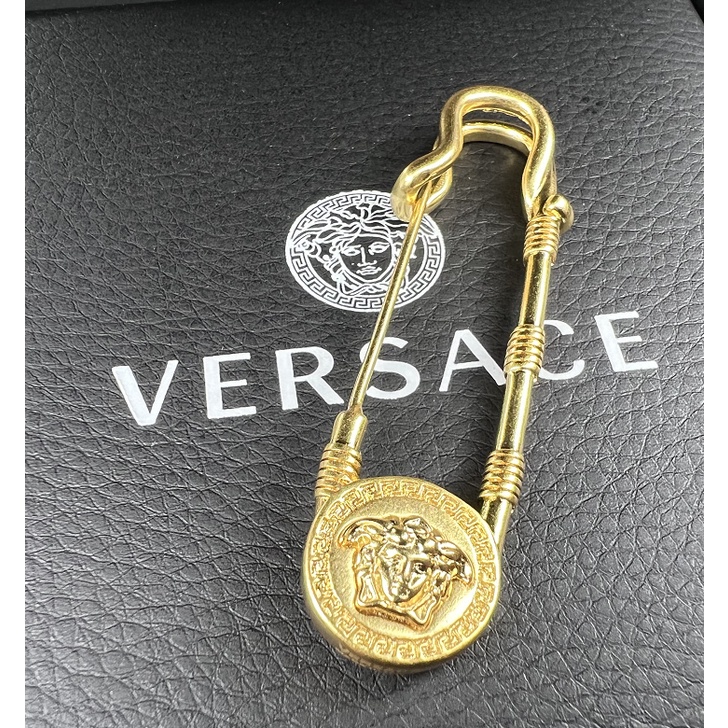 Versace medusa deals safety pin brooch