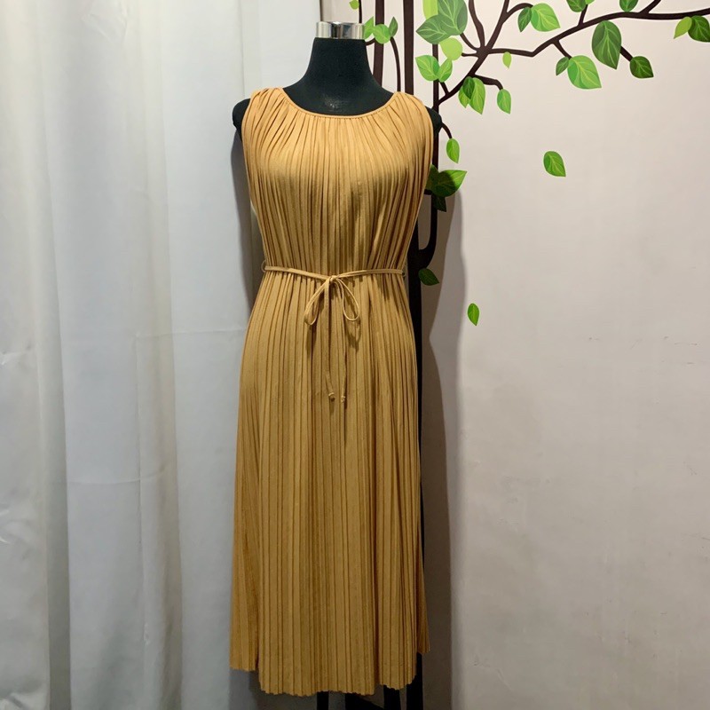 Uniqlo pleated outlet dress