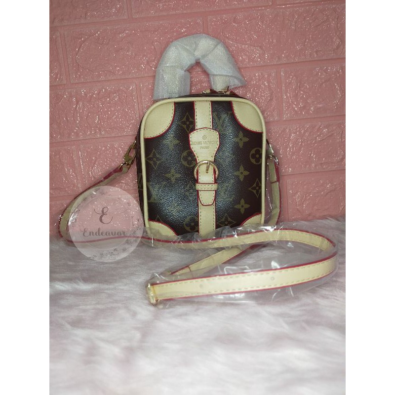 Authentic lv Louis Vuitton e sling bag, Luxury, Bags