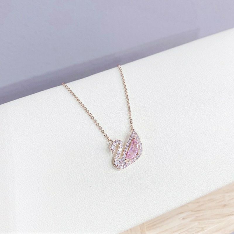 True beauty deals necklace swan