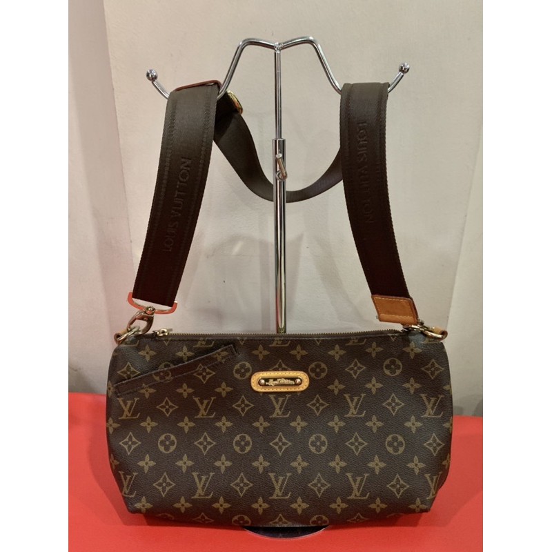 Love bags: LV banana type monogram sling bag