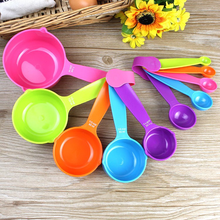 Plastic Measuring Spoons and Measuring Cups Kitchen Baking Measuring ...