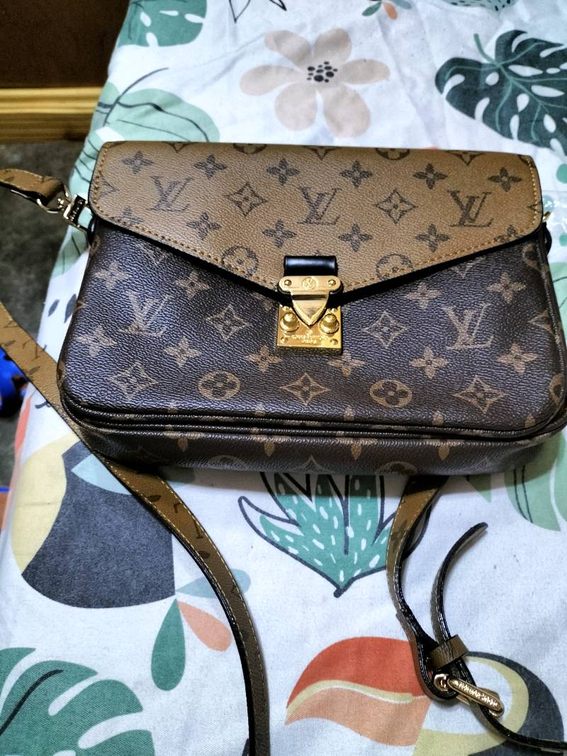 Lv sling bag Complete inclusion with box (Top grade)
