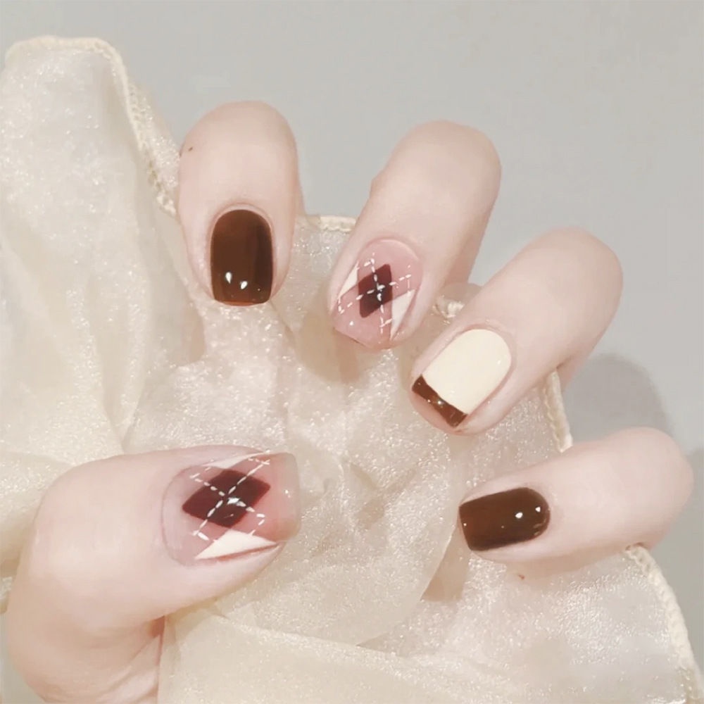 Gradient nail là một xu hướng nail vô cùng phổ biến và lôi cuốn. Với sự pha trộn giữa các màu sắc và tạo thành một dải màu liên tục trên móng tay, bạn sẽ thấy mình trở nên rực rỡ và cá tính hơn bao giờ hết.