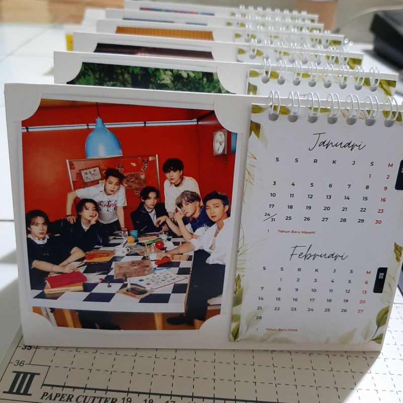 Sitting calendar 2025 BTS, EXO, NCT, The Boyz, , Stray kids, Treasure