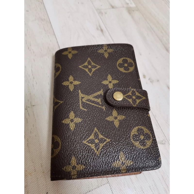 Louis Vuitton, Bags, Louis Vuitton Kiss Lock Wallet In Excellent Used  Condition