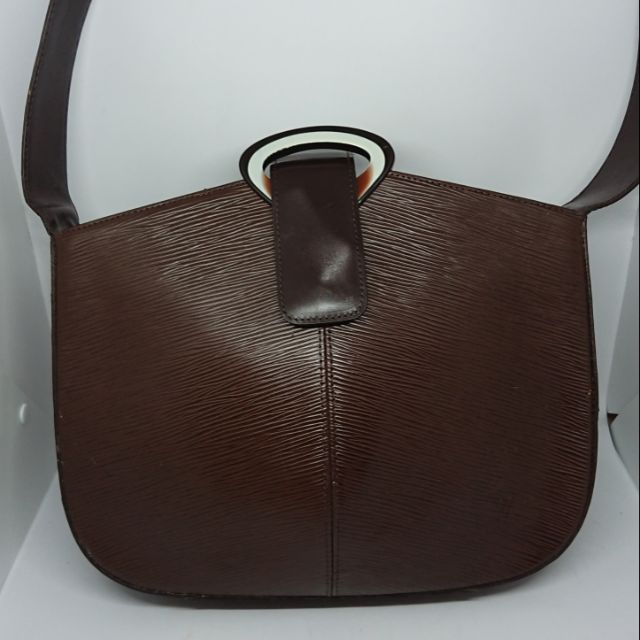 This Louis Vuitton Reverie Epi Shoulder Bag is in great condition and the  perfect everyday bag! 