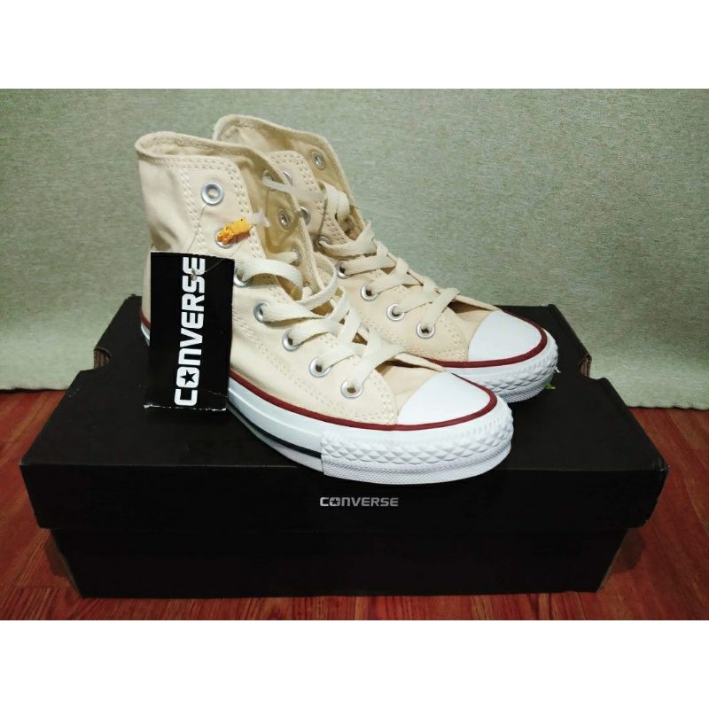 Cream store chuck taylors