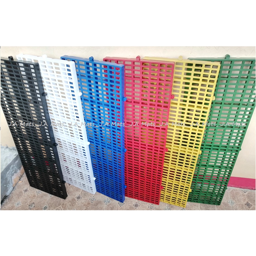 Plastic matting for outlet dog cage