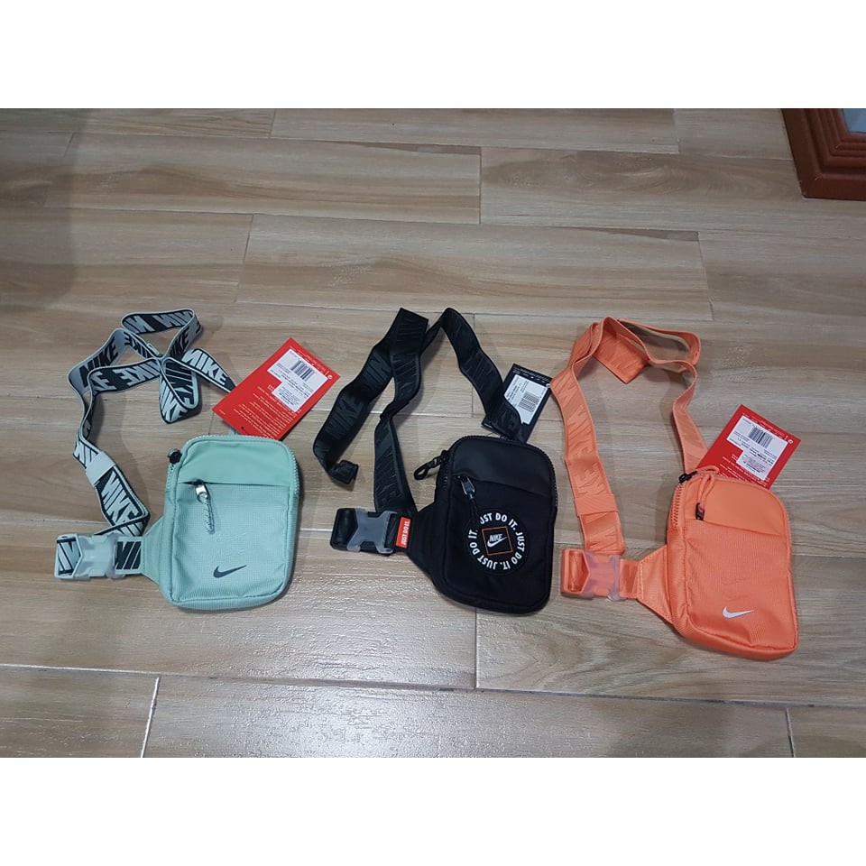 Nike essential best sale small hip pack