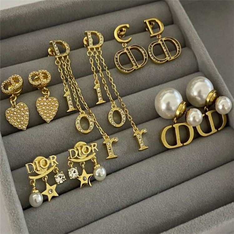 Dior letter outlet earrings