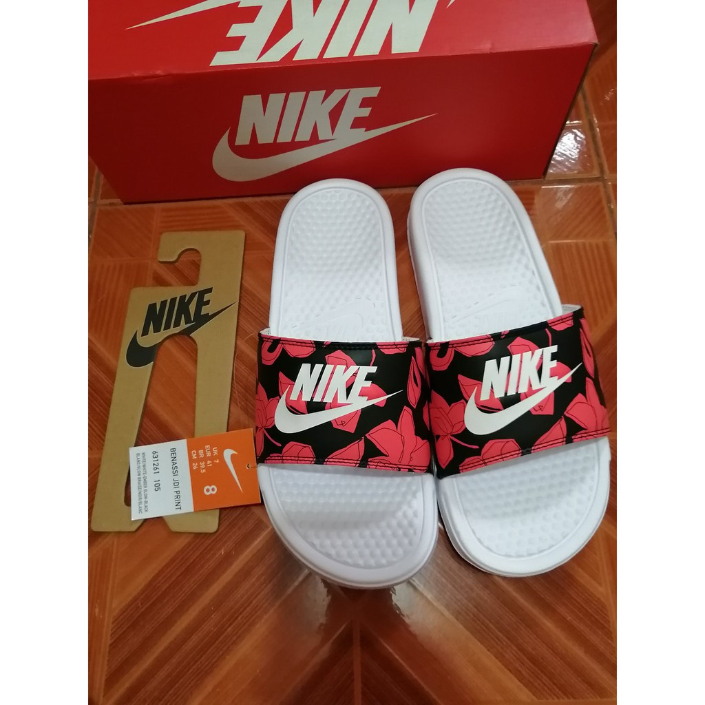 Nike shop benassi tag