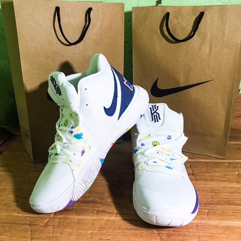 Nike kyrie 5 smiley hot sale face