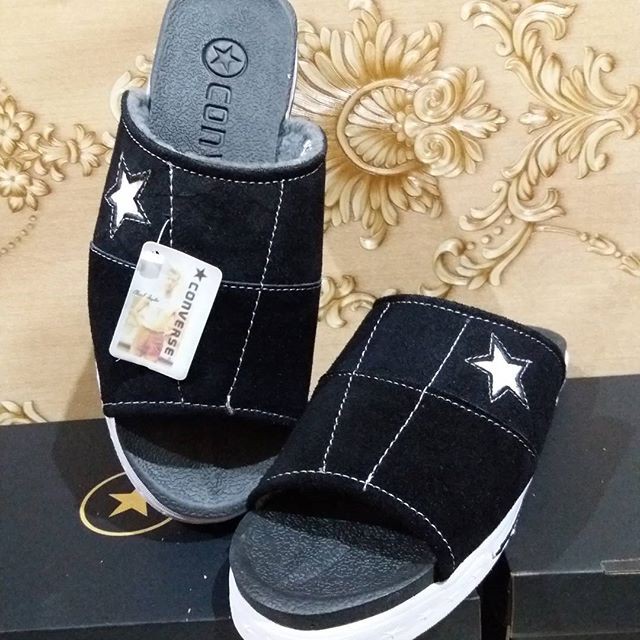 One 2025 star sandals