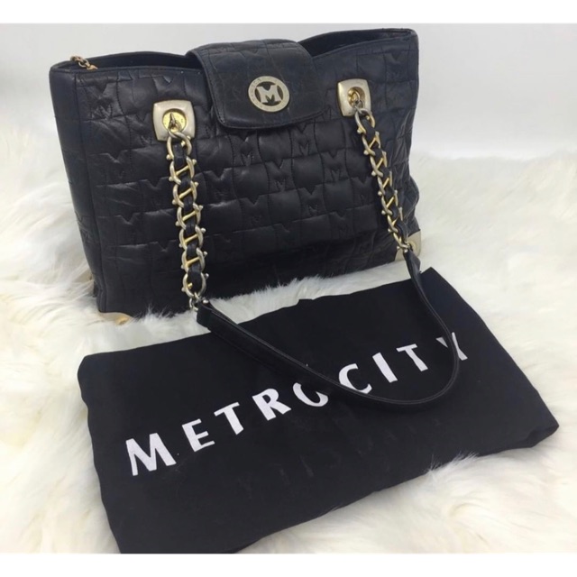 Metrocity Quilted Leather Shoulder Bag in Black