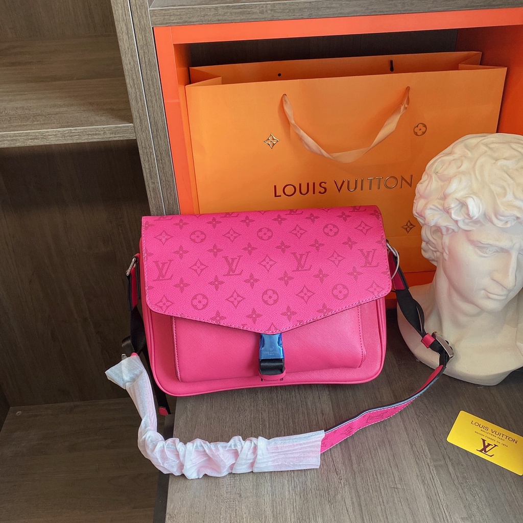 Shop Louis Vuitton Sac Plat Messenger (M81295) by lifeisfun