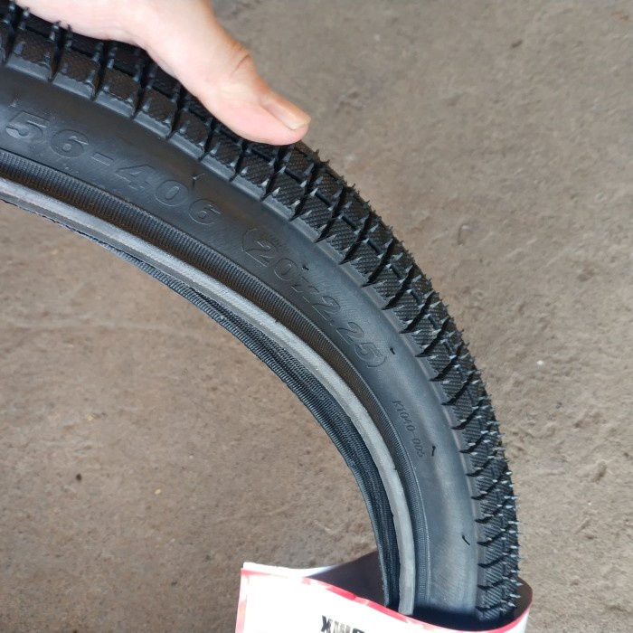 20x2 5 hot sale tire