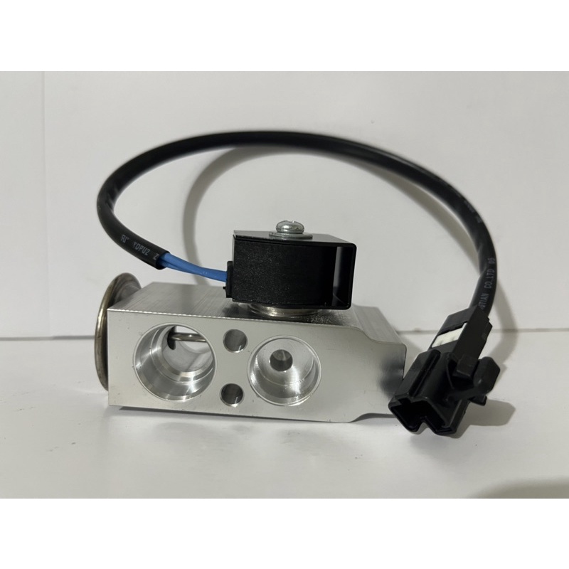 Toyota Hi Ace D4D 20052019 Rear AC Expansion Valve with Sensor Auto