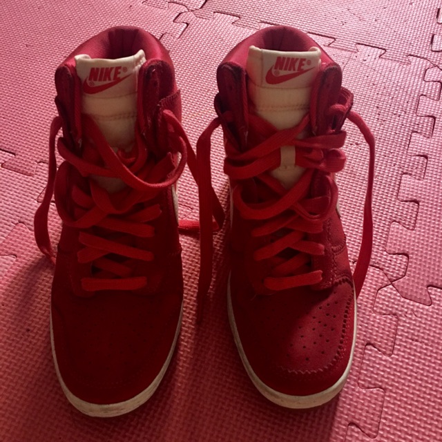 Nike wedge shop sneakers red