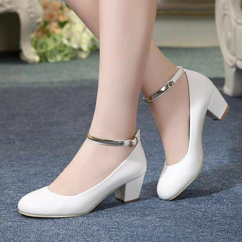 Womens closed toe hot sale white sandals