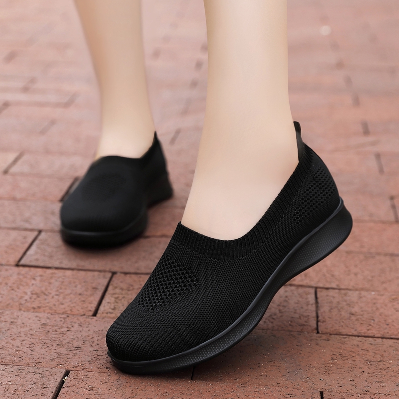 black rubber shoes        <h3 class=