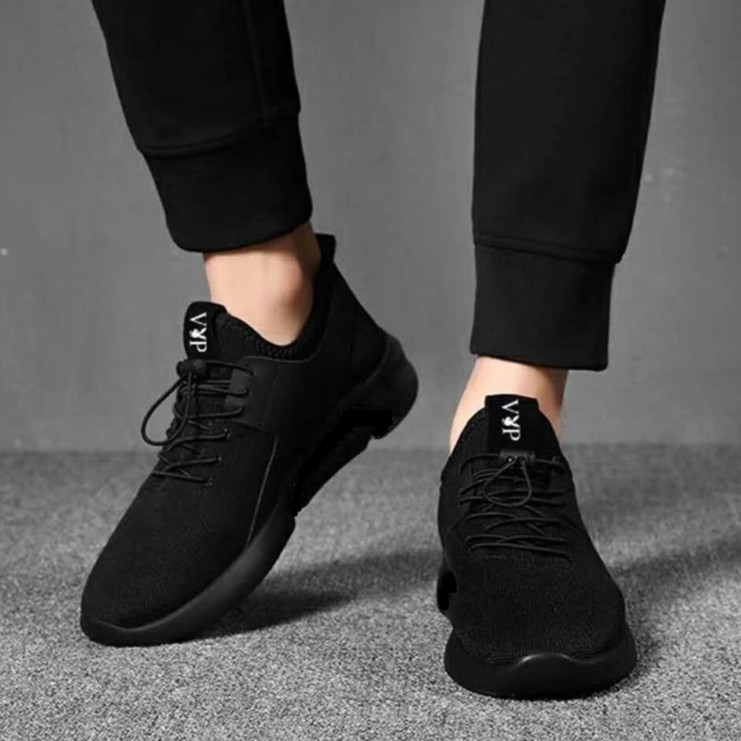 All black best sale sneakers mens