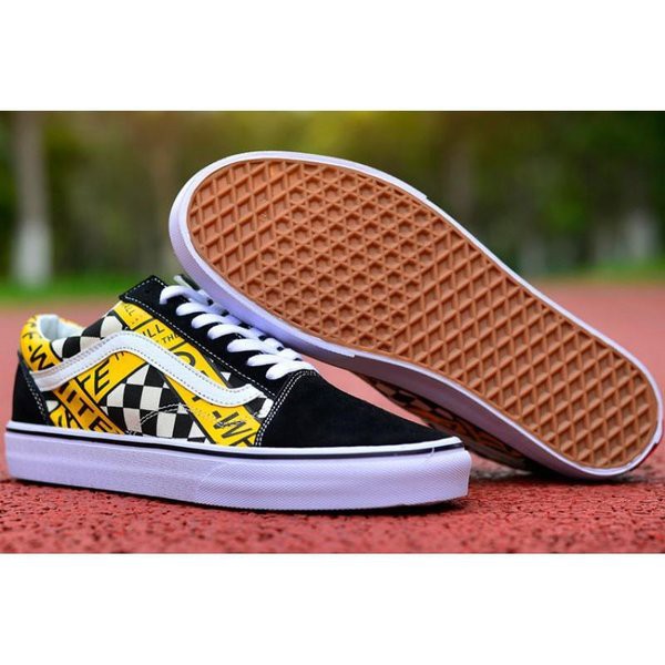 Plain black hotsell vans shoes