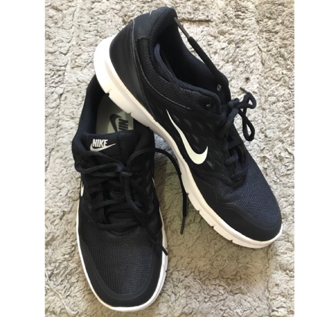 Nike black and shop white casual shoes