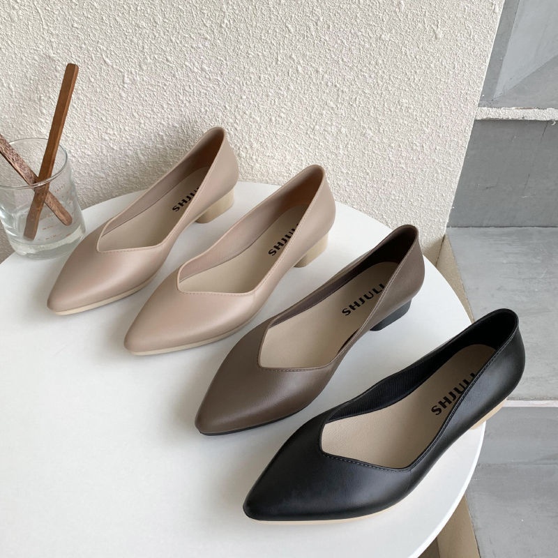 Pointed toe clearance jelly flats