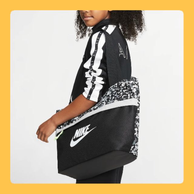 NIKE NK Tanjun Kids' Tote Waist Bag BLACK/MAGIC FLAMINGO/EMERALD RISE -  Price in India