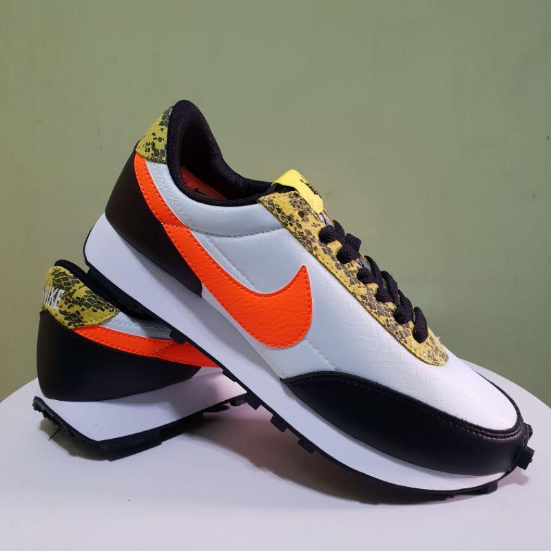 Nike Women's Daybreak QS Black/Total Orange-Dynamic Yellow