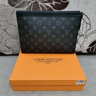 Closer look at the Louis Vuitton FW19 Clutch Box Bag ⚡️ #PAUSEorSkip? 🤔  ______ Credit: @teng970580 #pauseonline