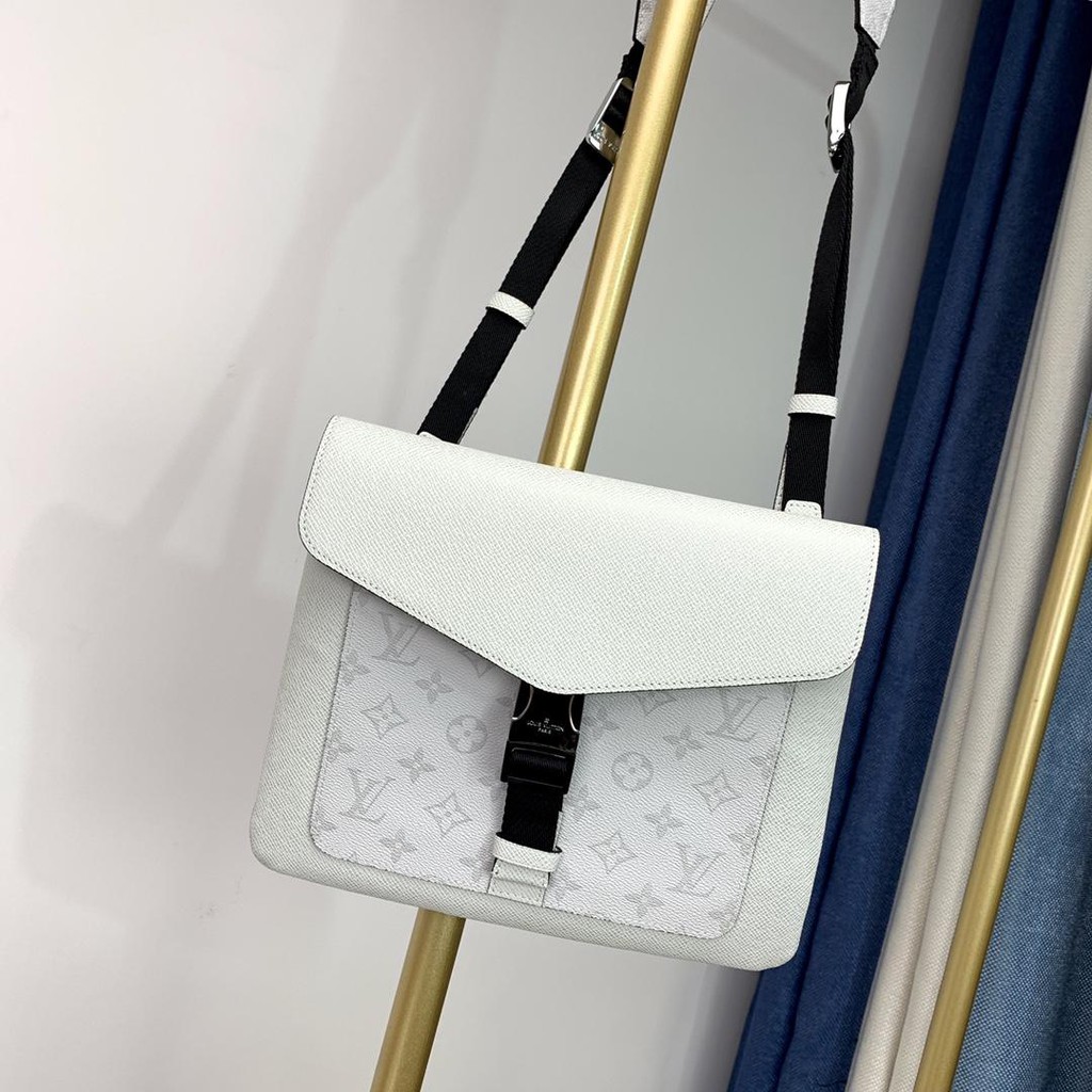 LV Louis Vuitton catwalk men s messenger envelope bag M30411 white