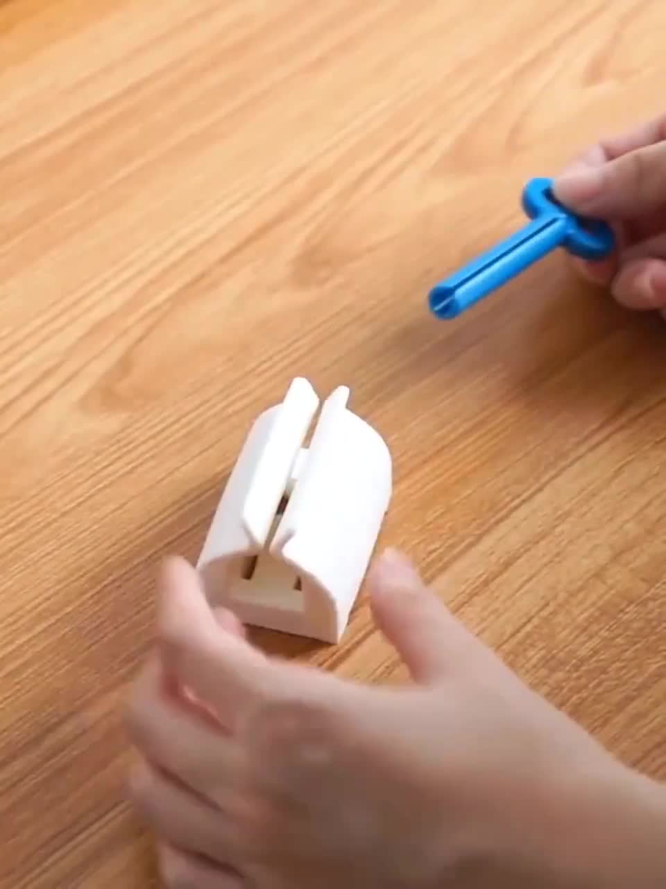 Toothpaste Squeezer Creative Simple Toothpaste Clip Cleansing Foam ...