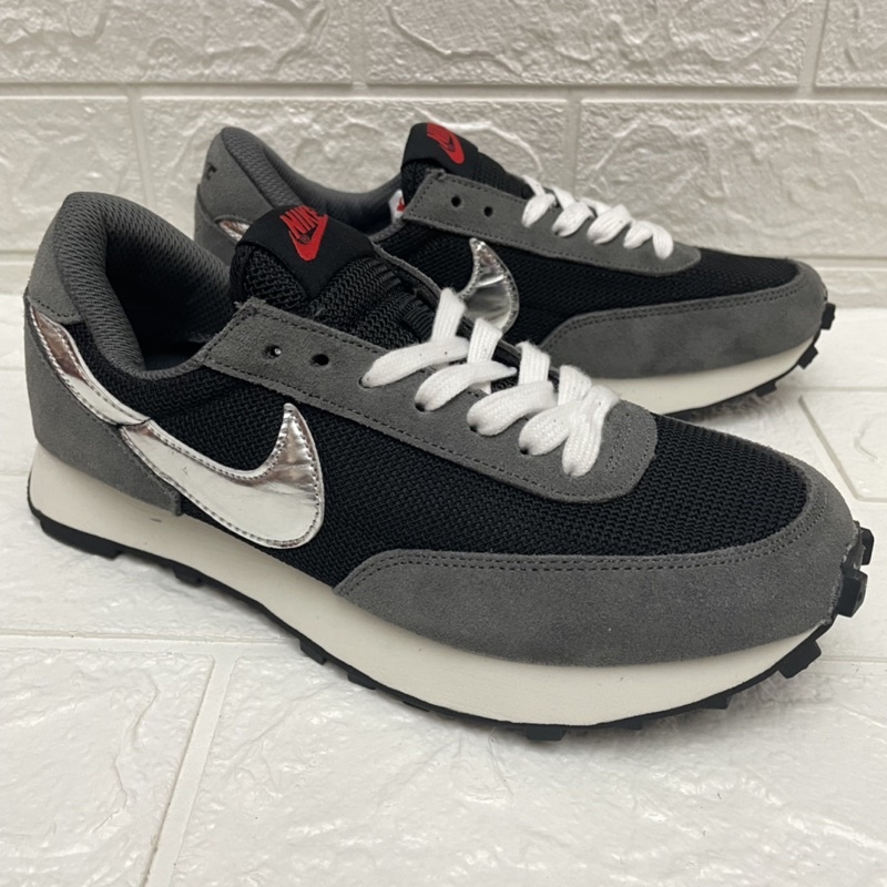 Nike daybreak hotsell black silver