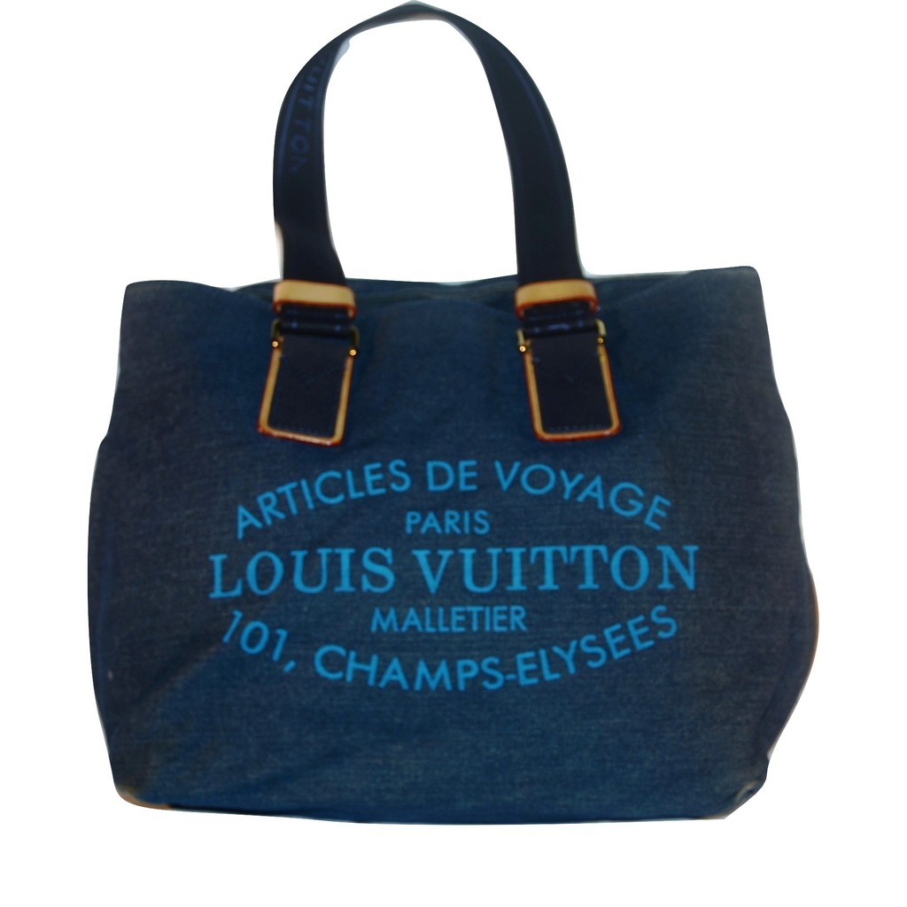 Marcas como Louis Vuitton e Longchamp investem na personalização