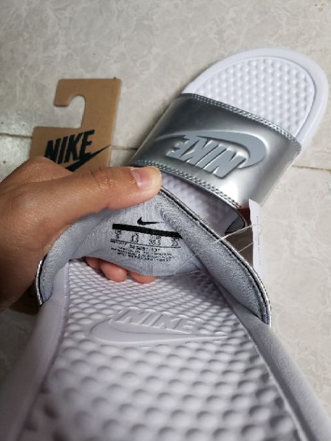 Nike benassi tag best sale