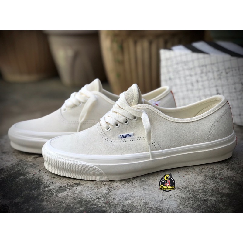 Vans vault store og authentic white