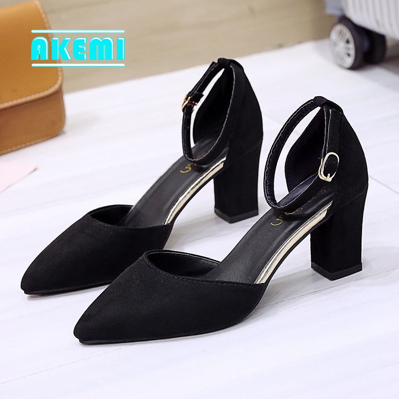 Pointed closed clearance toe block heels