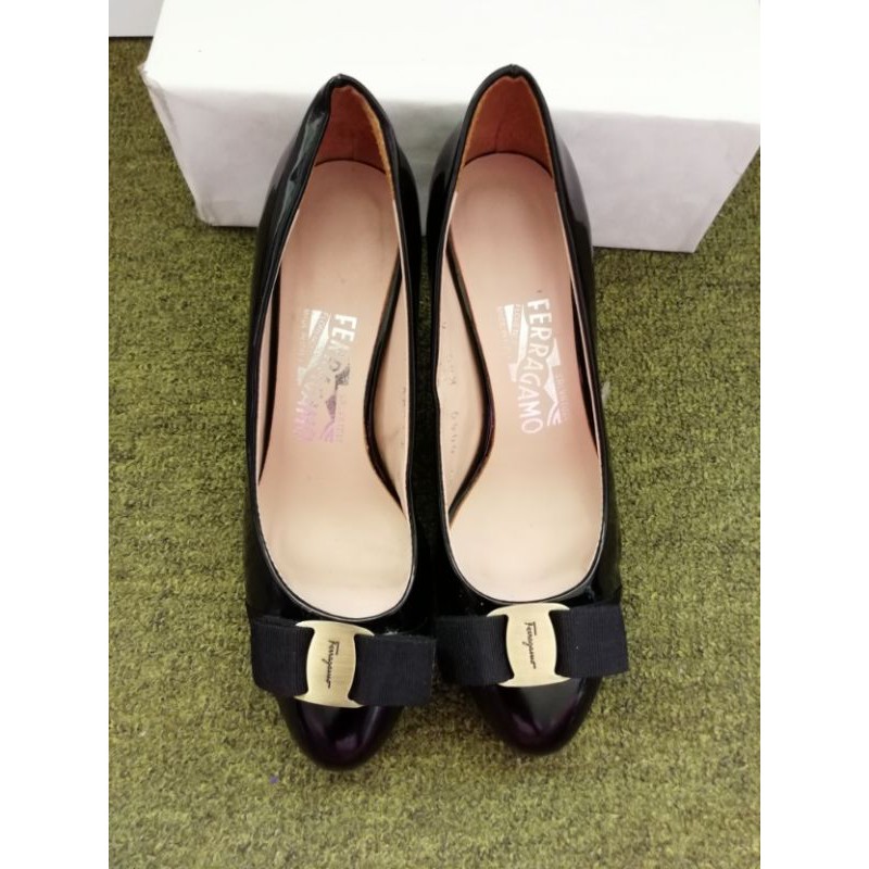 Salvatore ferragamo hot sale black flats