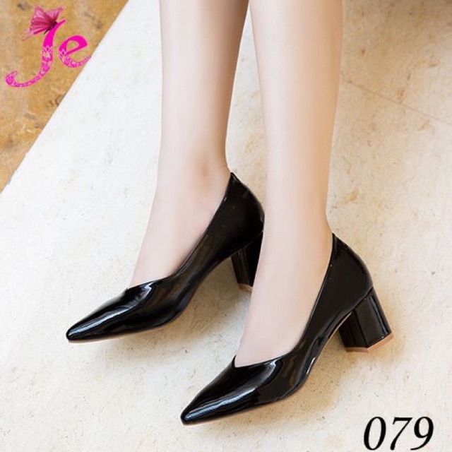 Block closed clearance heels