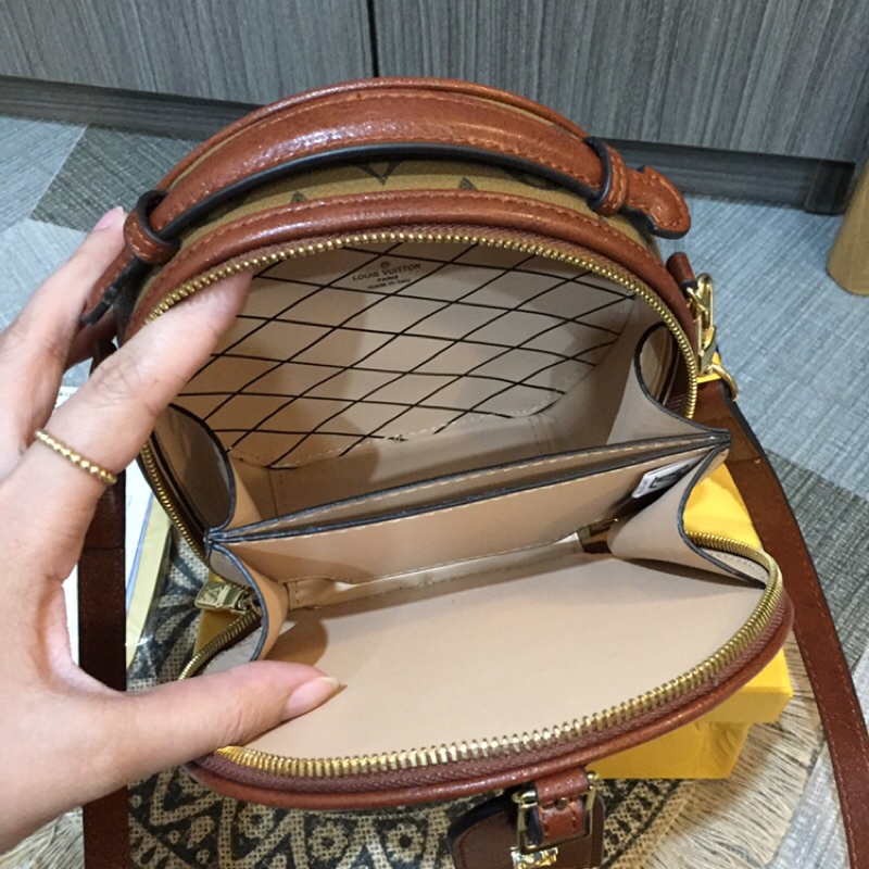 RaineJayzelle - Lv Round Sling Bag 2348 pesos only Good