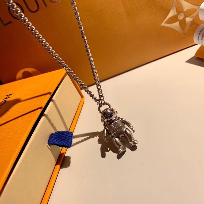 Astronaut necklace deals louis vuitton