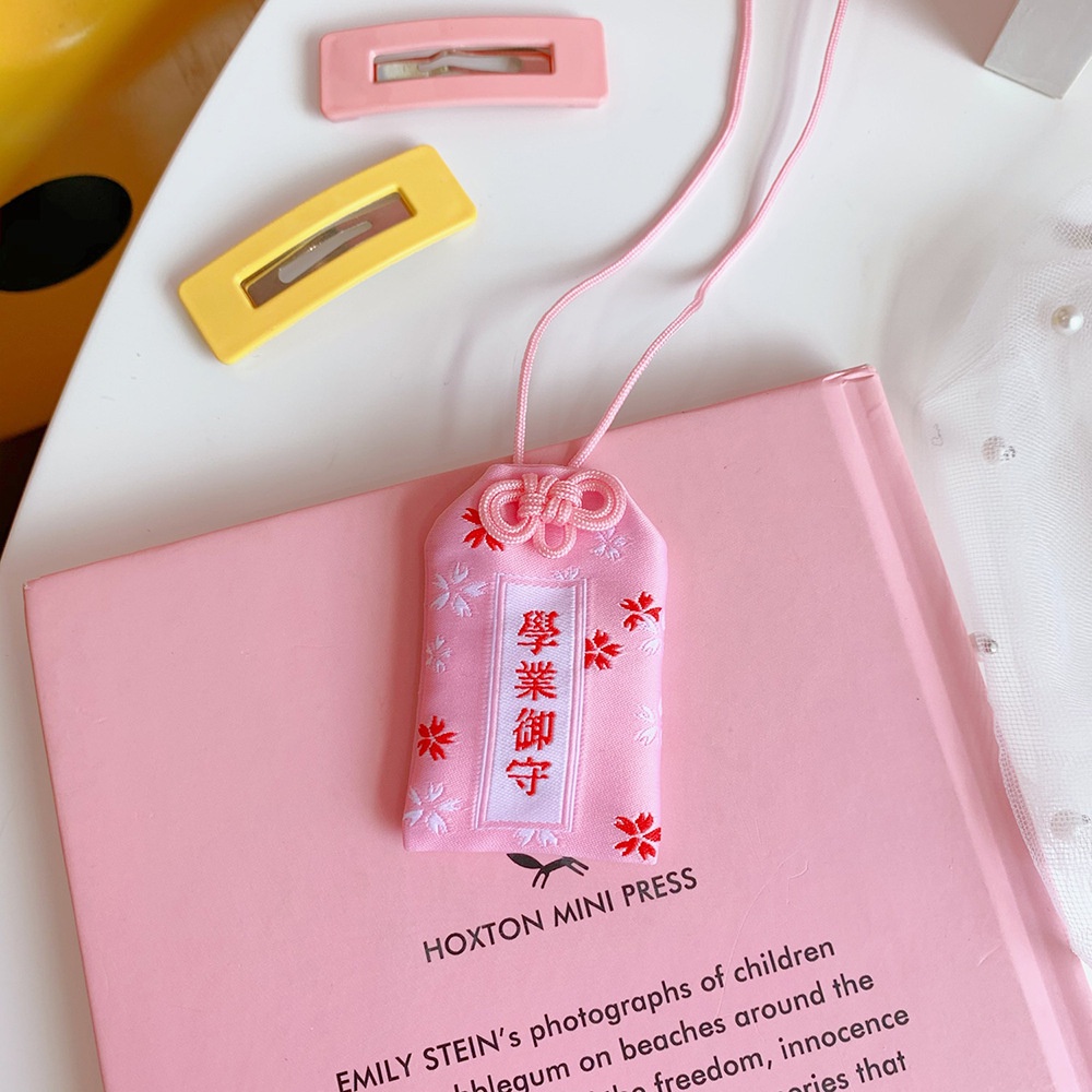 Omamori Portafortuna Giapponese - Amuleto Per Salute, Ricchezza E Amore - Ciondolo In Cotone 4x6cm Con Cordoncino, Regalo Portachiavi