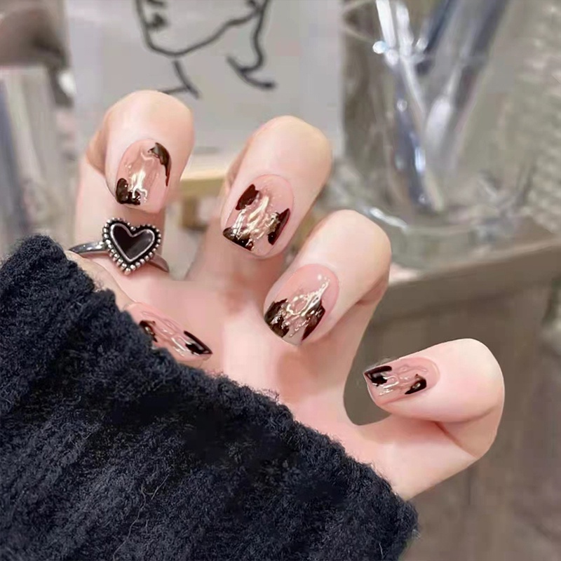 Trong mẫu nail vẽ hoa hồng này, bạn sẽ bị lôi cuốn bởi vẻ đẹp tinh tế và chân thực của những chiếc hoa hồng được vẽ trên móng tay. Hãy xem ảnh để cảm nhận được sự độc đáo của kiểu móng tay này.