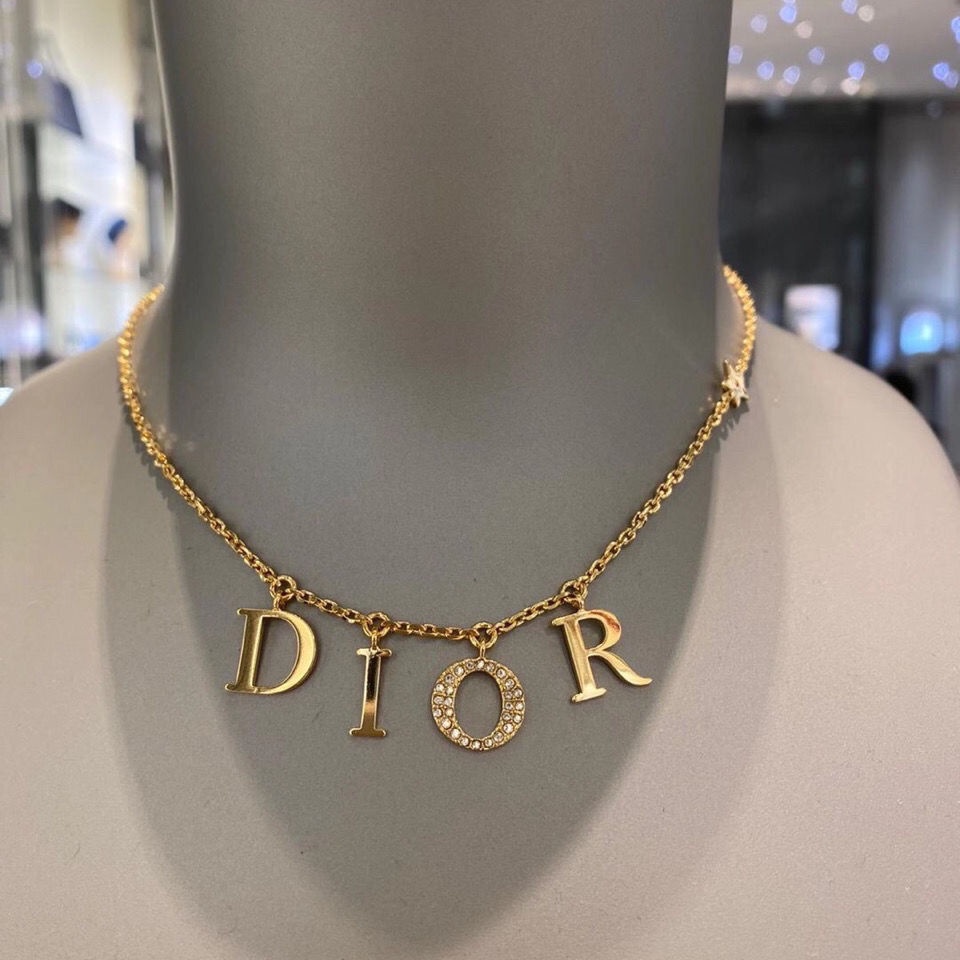 Dior letter outlet necklace