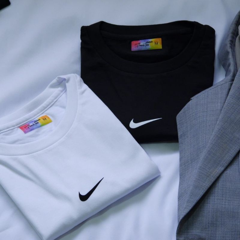 Nike t 2025 shirt centre logo