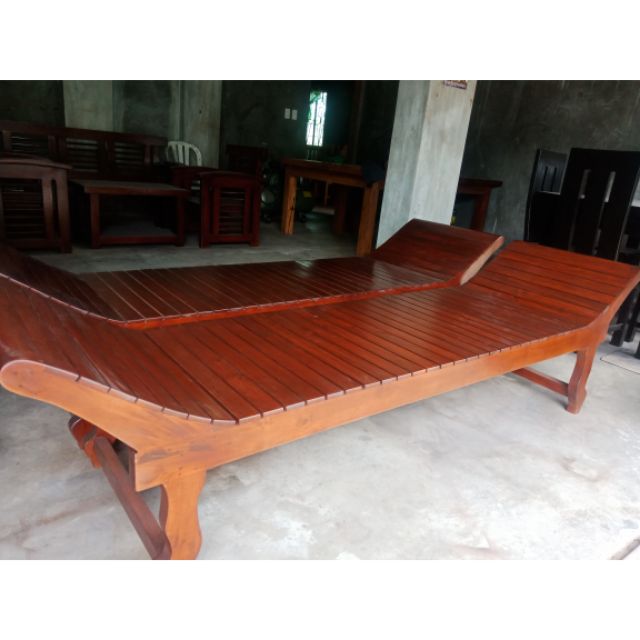 Cleopatra deals wooden bench