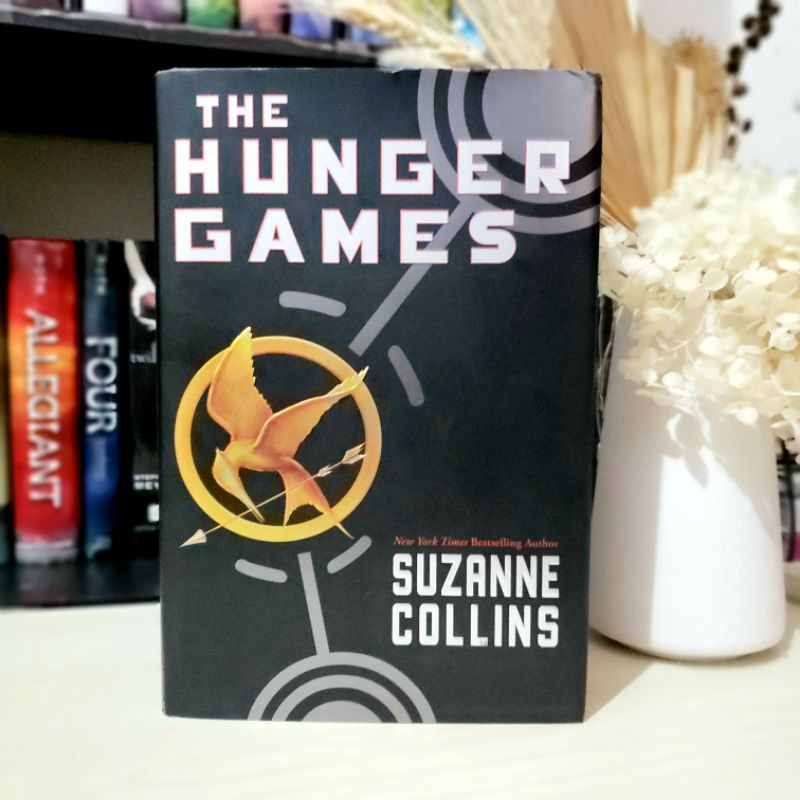 The Hunger Games - Suzanne Collins | Shopee Philippines