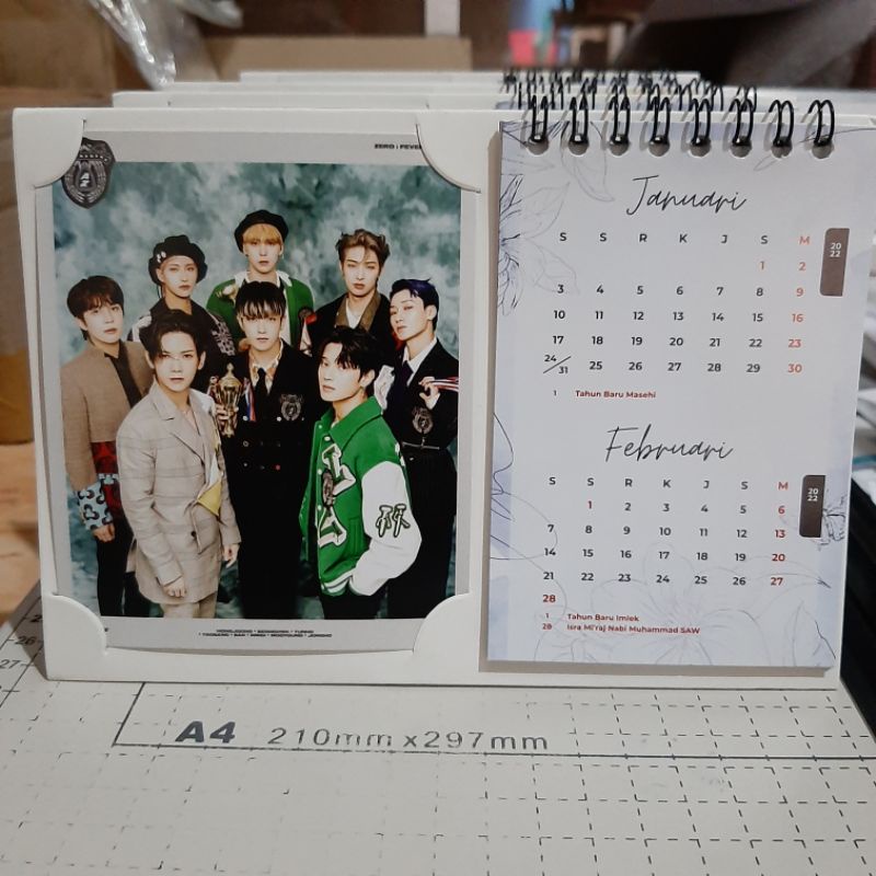 Sitting Calendar 2025 BTS, EXO, NCT, The Boyz,, Stray kids, Treasure